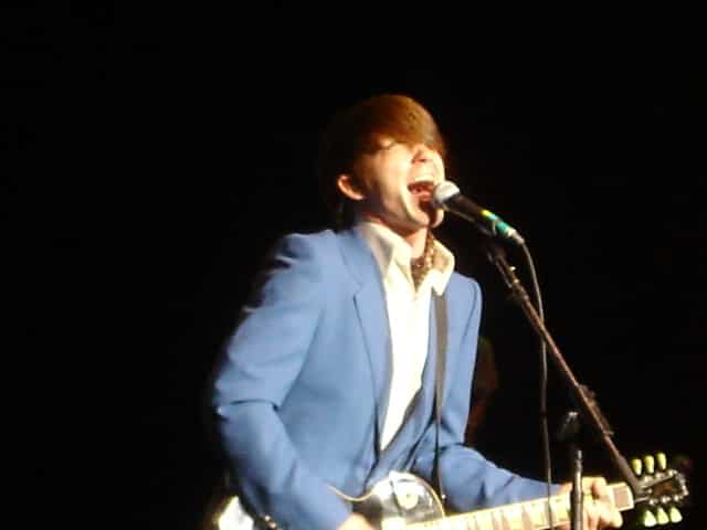 Drake_Bell_Performing_2007_(815240524).jpg