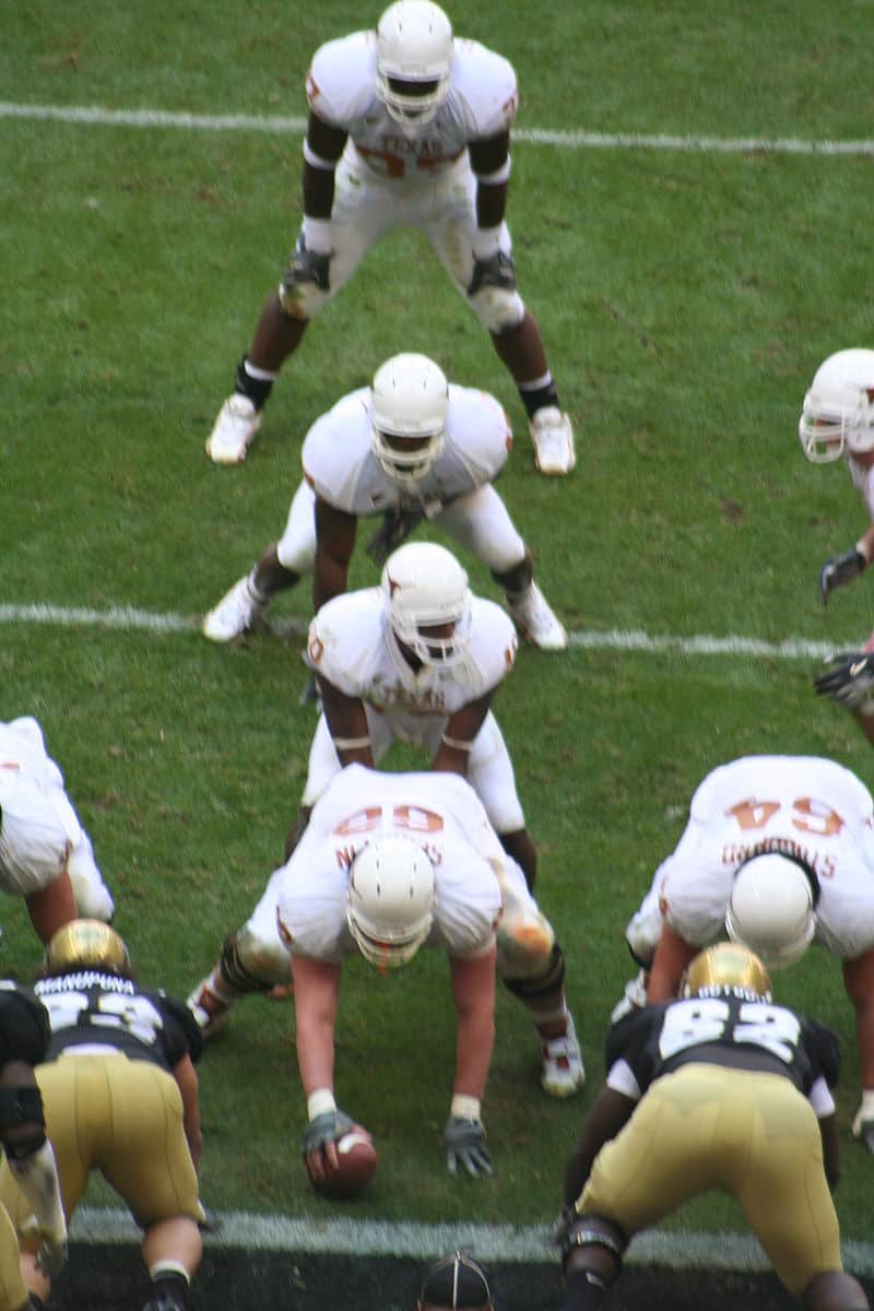 800px-The_University_of_Texas_college_football_team_in_the_I_formation.JPG