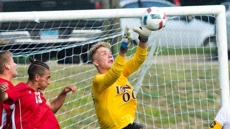 Harvard Scores late to take down Iona.jpg