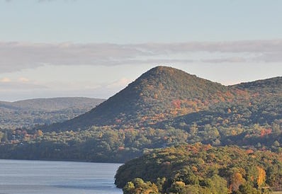 Sugarloaf_Hill_Hudson_Highlands_from_Bear_Mountain_Bridge.JPG