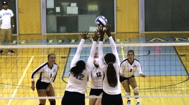 Volleyball Splits 2-2 at Skidmore Tournament